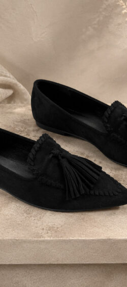 Suedine flat loafers met kwastjes - zwart