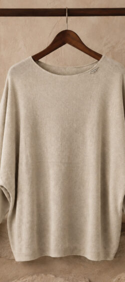 Oversized pullover licht zand met strass button - Evy 190309