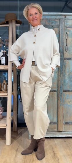 Oversized vest met 3 gouden knopen beige - Evy 190477