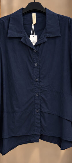 A-lijn laagjes blouse poppelin donkerblauw - Evy 195520 (22 september weer op voorraad, je kunt al bestellen)