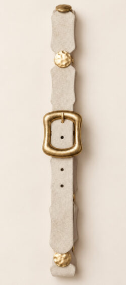 Suedine broekriem beige met gouden studs - Mica