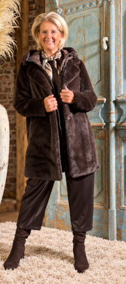 Fake fur coat met uitritsbare capuchon - Elza 198300 (20 oktober op voorraad, je kunt al bestellen)